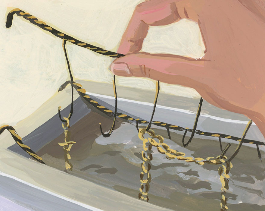 Main plongeant une chaîne dorée dans un bain de finition